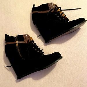 Cynthia Vincent women’s black suede platform boots size 8